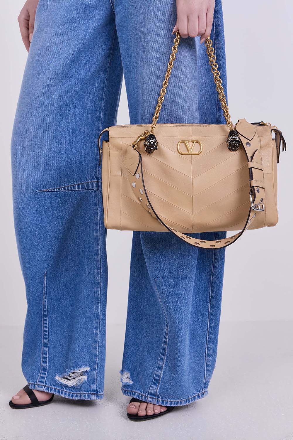 תמונת כל הלוק של תיק כתף פנטי